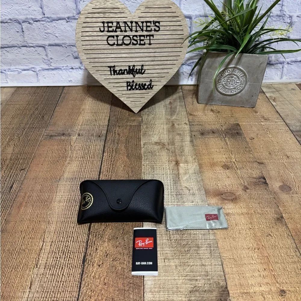 New large black pebbled leather rayban case & cloth